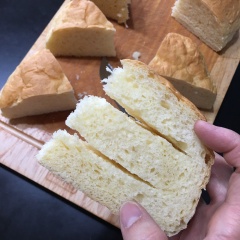 Bánh mì nướng cắt thành những múi nhỏ tam giác. Cắt rảnh các miếng bánh mì, tiến hành phết đều kem phô mai vừa đánh nữa là hoàn tất.