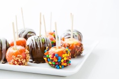 Kẹo táo caramel thơm ngon béo béo ngậy ngậy mà còn chút chua chua ngọt ngọt của táo nữa. Chỉ nhìn thấy thôi là người lớn chúng ta đã mê mẩn rồi, huống gì các bé nhỉ?