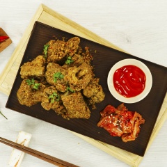 Cho sườn chiên sả ớt ra đĩa trang trí đẹp mắt và ăn kèm với cơm nóng, kim chi sẽ thơm ngon hơn.
