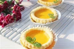 Sau khi bánh chín, để bánh trong lò thêm 20 - 30 phút nữa đến khi trứng đặc lại thì lấy bánh ra, để nguội, lấy ra khỏi khuôn và dùng.