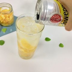 Cho mứt cam vào ly, thêm đá và lon nước soda. Khi uống khuấy đều mứt cam hoà quyện với nước. Mùi thơm của vỏ cam và vị ngọt ngọt chua nhẹ rất hợp với nước có ga như soda hay sprite, 7up. Các bạn hãy làm sẵn 1 hũ để dành pha đồ uống giải khát hay ăn với bánh mì đều rất ngon.