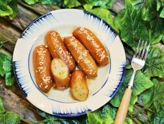 Khi ăn rắc mè rang nha! Các bạn cất chuối ngào đường vào tủ lạnh, khi nào ăn cho vào lò vi sóng quay 2 phút lại dẻo ngon.