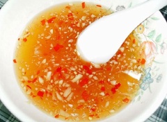 Nước mắm chua ngọt: Pha nước mắm, đường, tỏi băm, ớt băm và nước cốt chanh với 1/3 chén nước sôi, khuấy đều.