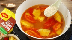 Nấu sôi, nêm gia vị với 1 muỗng canh hạt nêm Maggi, 1 muỗng canh đường, khuấy đều rồi nấu sôi. Tiếp theo cho khổ qua vào nấu trong 3 phút rồi cho dọc mùng vào nấu thêm 2 phút nữa.