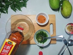 Cho nước mắm vào tô, lần lượt thêm sả, hành tím, tỏi, đường, ớt bột cùng hành lá vào tô, trộn đều.