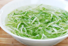 Chọn những nhánh hành tươi. Dùng dụng cụ để cắt hành thành những sợi thật nhỏ, thật mỏng, cả phần đầu và phần lá. Đem hành đã cắt nhỏ đi ngâm khoảng 10 phút, sau đó để ráo.