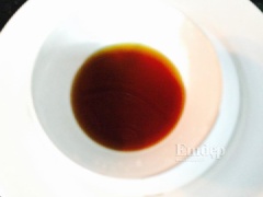 Hòa tan đường với nước mắm trong chén, khuấy đều.