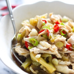 Cà tím gọt vỏ, rửa sạch, cắt miếng vừa ăn. Nấu nồi nước sôi, cho cà tím vào luộc 7 - 8 phút chín mềm thì vớt ra, trộn với chút muối. Sau đó cho thịt gà, cà tím, hành lá và ớt xắt nhỏ vào tô, rưới lên nước tương, dầu mè, muối và đường. Trộn cho hỗn hợp thật đều với nhau là được nha.