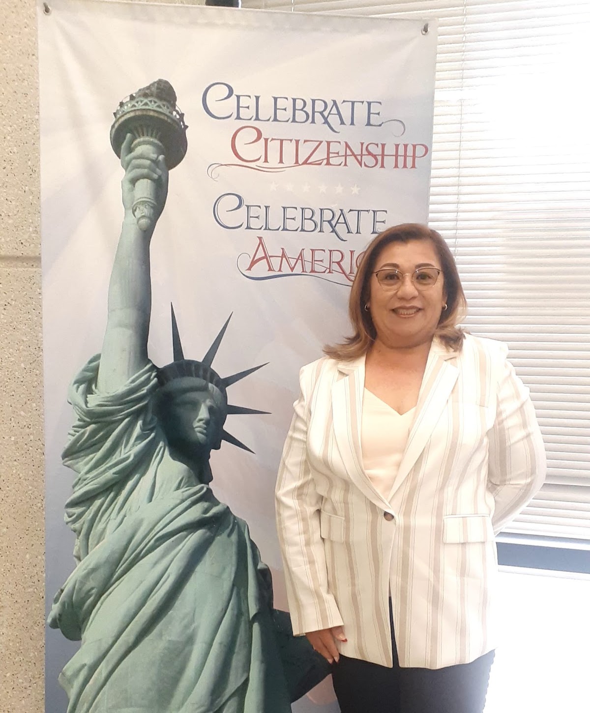 Cliente celebrando su logro de ciudadanía