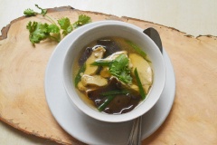Món canh gà tai nấm này cực thích hợp với những ngày lạnh hoặc ngày mưa. Không hề có tí dầu mở nào nên rất hợp cho những ai thích ăn thanh đạm hoặc ăn kiêng đấy. Gà thuộc loại thịt trắng nên không lo tăng cân khi ăn nhiều. Và thêm vào đó món canh này chỉ vỏn vẹn vài chục nghìn thôi các bạn tin không. Nước canh thất thanh, không quá mặn vì chỉ nêm qua nước tương. Gà mềm cùng với độ giòn của nấm mèo ăn rất thích hợp.