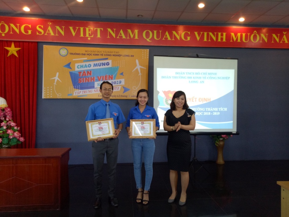 Đ/c Nguyễn Thị Bảo Châu – Bí thư Đoàn trường trao giấy khen cho các thành viên Ban Chấp hành Đoàn trường