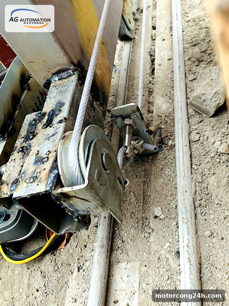 Kiểm tra bánh xe, ray và bệ motor cổng lùa đã rỉ sét trước khi báo giá sửa