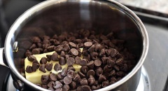 Đầu tiên, ta sẽ nấu chocolate chip và bơ thành hỗn hợp mịn. Nhắc nồi xuống và để nguội trong 5 phút.