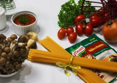 Chuẩn bị đầy đủ các nguyên liệu và gia vị. Rửa sạch nấm, cà chua. Nấm rơm thì chúng ta sẽ gọt bỏ phần dơ, cắt lát vừa ăn. Nấm linh chi thì chúng ta bỏ gốc, sau đó cắt hạt lựu.