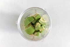 Thêm sữa chua và bột matcha vào máy xay sinh tố và quay thôi.Sinh tố bơ chuối ngon nhờ có sữa chua và bột matcha đó nên các bạn nhớ kỹ 2 nguyên liệu này nhé.