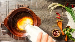 Pha nước sốt cà ri ướp thịt. Bắc nồi lên bếp, làm nóng 2 muỗng canh dầu ăn, cho 30gr tỏi băm, 30gr hành tím băm, 30gr sả băm vào phi vàng thơm. Chế vào nồi 30ml nước lọc và đun sôi hỗn hợp. Tiếp theo cho vào nồi các gia vị: 50gr đường, 50ml nước mắm, 20gr ớt sa tế, 20gr bột cà ri, 5gr bột nghệ, 3gr tiêu rồi khuấy đều. Tiếp theo cho phần nước cốt dừa và thêm ớt băm vào nếu bạn thích ăn cay, khuấy đều lên là hoàn tất phần sốt cà ri.