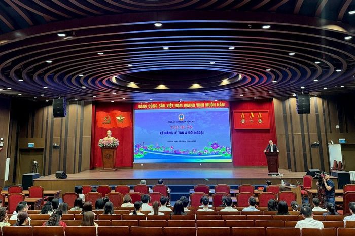 Tòa án tối cao tập huấn kỹ năng lễ tân và đối ngoại - Báo Công Lý