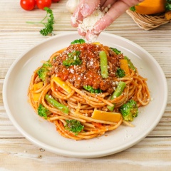 Sau đó, cho 200gr sốt Bolognese San Remo vào, cuối cùng cho mì spagetti đã luộc vào trộn đều, rồi nhắc xuống. Cho mì Ý ra dĩa, rắc phô mai pamersan và ngò tây băm nhuyễn lên trên rồi thưởng thức khi còn nóng.
