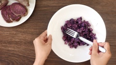 Sơ chế khoai lang: Khoai lang mua về rửa sơ, sau đó gọt vỏ, rửa sạch thêm lần nữa, cắt khoai thành từng miếng nhỏ và cho vào xửng hấp chín. Tiếp theo dùng nĩa hoặc muỗng nghiền nhuyễn khoai lang.