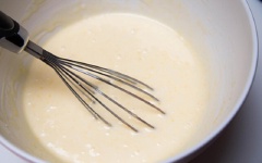 Tiếp theo, cho 100gr đường, 450gr kem tươi, 4 muỗng canh sốt mayonnaise, 4 muỗng canh mật ong vào cùng, trộn đều.