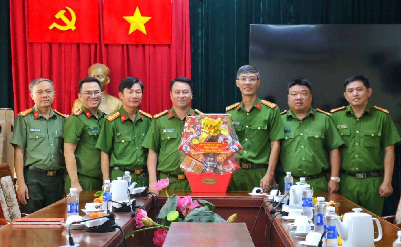 Lãnh đạo phường chăm lo tết cho các đơn vị phục vụ và đào tạo tết Bính Ngọ năm 2026