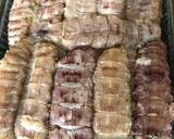 Bánh đa đỏ ngâm nước cho nở mềm, vớt ra để ráo. Cà chua bổ miếng cau, rau mùi, hành hoa, thì là thái nhỏ. Bề bề ướp với xíu bột canh, hạt nêm & gừng cho thơm.
