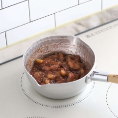 Cách làm mứt sung: Đặt nồi lên bếp đun nhỏ lửa và khuấy đều 25-30 phút. Khi đường hơi cứng thì cho thêm 2 muỗng canh nước cốt chanh vào, tiếp tục đun cho đến khi được mứt dẻo mềm ưng ý nhé!