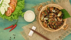 Vậy là đã hoàn thành món ếch chiên nước mắm rồi đấy. Đơn giản phải không nào? Đây có thể là món ăn nhậu hay đơn giản là một món ăn mặn, giúp bữa ăn gia đình bạn trở nên phong phú hơn. Bạn nhớ nhanh tay lưu lại công thức này rồi thực hiện nhé!