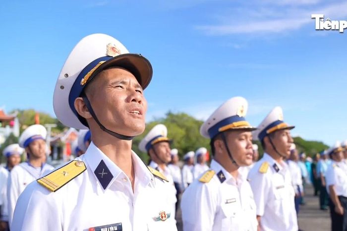 Duyệt đội ngũ bên cột mốc chủ quyền Trường Sa, 10 lời thề vang dội biển trời - Báo Tiền Phong