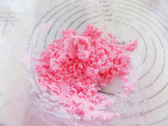 Hòa tan 1 muỗng cà phê siro dâu với 70ml nước lạnh. Cho 100g bột năng vào tô, thêm từ từ nước lạnh vị dâu vào, mang bao tay nhồi, Chú ý bột bóp vừa dính là được. Nắn bột thành 1 cục chặt tay. Để cục bột lên cái khăn hay miếng vải tùy ý. Nếu thích màu xanh lá, bạn có thể thêm ít nước lá dứa nhé! Dung lượng như siro dâu. Còn 100g bột năng thì lượng nước tương tự nhưng không cho màu. Cắt khối bột thành từng lát không quá mỏng, xếp từng lát bột lên miếng vải, để bột ráo nước. Sau đó cắt từng miếng bột theo hình hạt lựu.