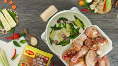 Bắc lên bếp 1 chiếc nồi, cho vào đó 2 muỗng canh dầu ăn, sau đó cho thêm 15gr sả cắt khúc đập dập, 15gr hành tím củ cắt làm đôi, 15gr ớt xanh và 10gr lá chanh. Xào lên cho các nguyên liệu dậy mùi thơm thì cho thịt gà đã ướp vào xào săn. Tiếp theo thêm 1.5 lít nước lọc vào nồi, nấu 30 phút cho thịt gà chín mềm