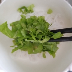 Cho ít bún vào 1 cái tô sạch, tiếp tục cho sau sống + dưa leo cắt nhuyễn lên trên bún. Cho thịt lên rau, rắc vào ít hành hoặc tỏi phi. Chan nước mắm chua ngọt vào và thưởng thức.