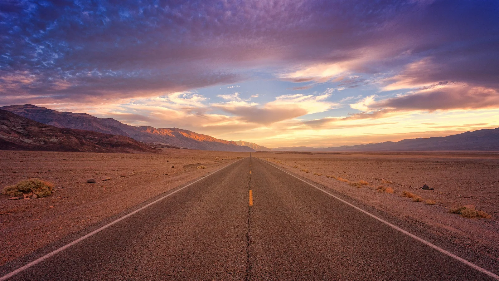 Empty Desert Highway at Sunset - Landscape Photography 4K Wallpaper (4303x2421)