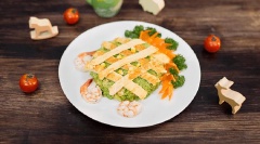 Bày trí cơm chiên ra đĩa, trang trí trứng chiên lên trên và dùng nóng với nước tương maggi nhé! Nếu thích có thể rưới lên ít tương ớt cay cay rất tuyệt.