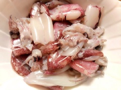 Mực làm sạch (dùng giấm rửa sạch mực để khử mùi tanh) sau đó vớt ra để ráo. Ướp mực với 1 ít hành tỏi băm nhỏ, 1 chút bột nêm, 1 ít hạt tiêu. Hành la, thì là, rửa sạch cắt khúc, cà chua rửa sạch bổ múi cau.