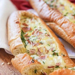 Cho bánh mì vào lò nướng, 25 phút hoặc đến khi trứng chín vàng, thơm lừng là bạn lấy ra. Khi ăn cắt miếng vừa ăn, bạn có thể chấm cùng tương ớt, tương cà đều hấp dẫn.