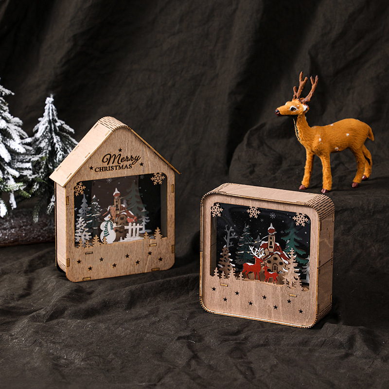 Beleuchtetes Holzhaus mit LED-Weihnachtsdeko