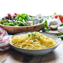 Bạn có thể cho các loại rau mùi tùy thích lên rồi thưởng thức nhé. Tỏi (Aglio) và dầu oliu (Olio) chính là hai nguyên liệu cơ bản nhất làm nên các loại sốt để ăn cùng món mì ngày, hãy thử và cảm nhận vị ngon từ những gì nguyên bản nhất, bạn nhé!