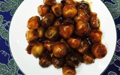 Múc nấm rơm kho tiêu ra đĩa, ăn với cơm nóng. Với cách làm nấm rơm kho tiêu chay đơn giản này, các mẹ còn ngại gì không lưu lại cho thực đơn của cả gia đình. Ngoài ngày chay, nấm rơm kho tiêu còn cực ngon miệng cho ngày ngán thịt nữa đấy.