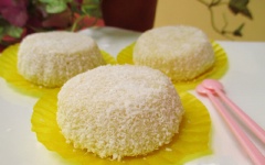 Bánh chín, lấy ra, bóc bỏ lớp màng bọc thực phẩm. Lăn bánh qua 1 lớp dừa nạo là hoàn thành rồi đấy.