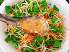Làm nước mắm trộn gỏi: hòa tan 3 muỗng canh nước mắm, 1/4 muỗng canh muối, 1 muỗng cà phê bột ngọt, 2 muỗng canh đường, nước cốt 1/2 trái chanh lại với nhau. Khuấy đều cho gia vị tan hết. Sau đó cho tỏi ớt băm vào. Cho rau má, giá, cà rốt, xoài vào tô. Rưới 1/2 lượng nước mắm vào rồi trộn đều và nhớ nhẹ tay thôi nhé. Sau đó cho thịt và tép vào rồi chế hết phần nước mắm còn lại vào trộn đều lên. Cuối cùng thêm rau thơm vào nữa là hoàn thành.
