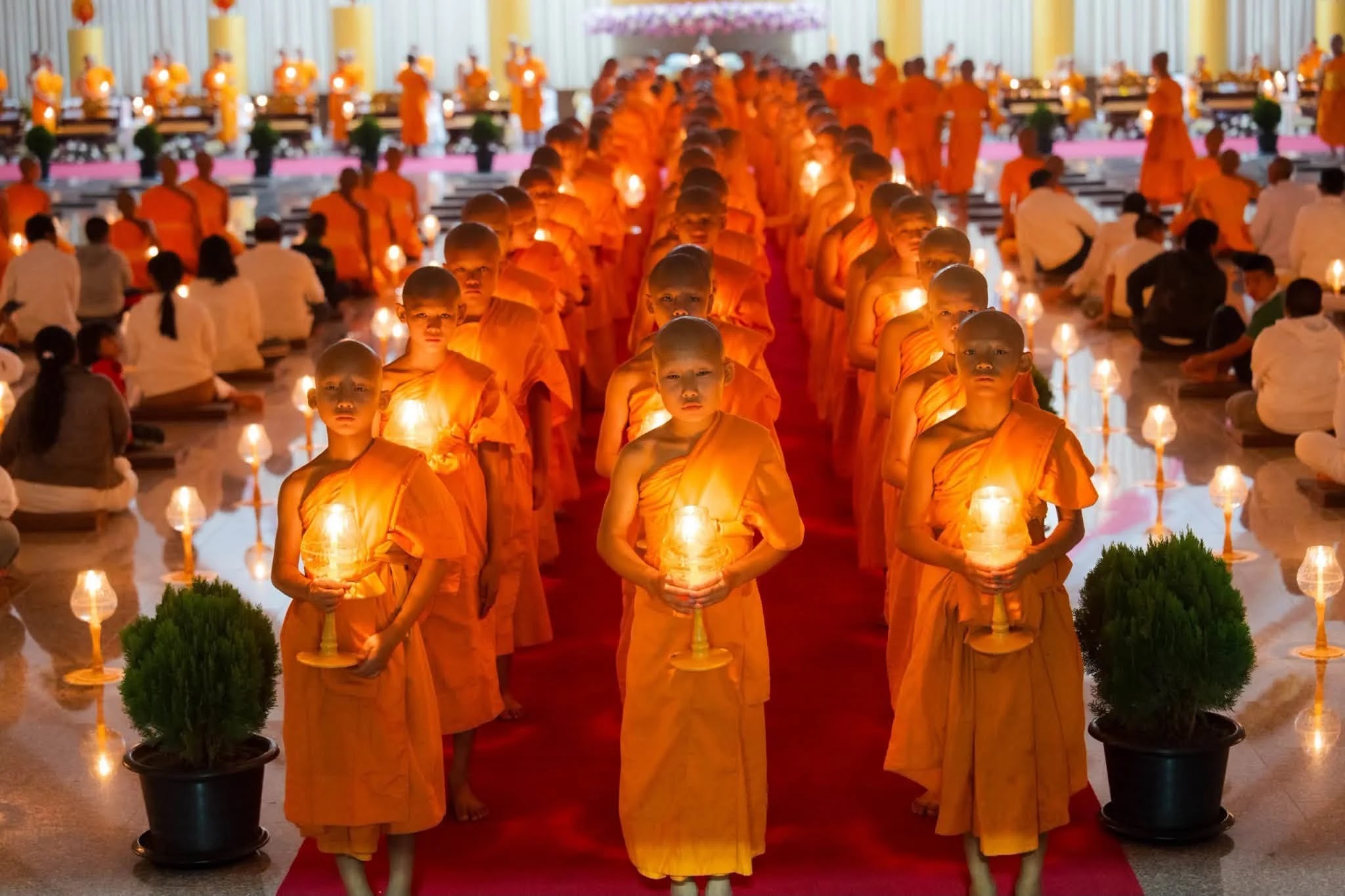 ภาพประกอบ คืนวันอาสาฬหบูชา แจ้งชาวบ้านขึ้นมาเวียนเทียนรอบเจดีย์….ปรากฏว่าฝนชุ่มฉ่ำ เดินเวียนเทียนรอบเจดีย์ไม่ได้ ก็เลยสวดธัมจักฯ นั่งสมาธิ และเวียนเทียนกันที่ธรรมสภา ก็สะดวกดี ปรับกันไปตามสถ