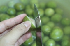 Dùng dao sắc, mỏng cắt sấu thành hình khoanh tròn. Sấu cắt xong ngâm vào nước vôi trong khoảng 20 phút. Sau đó bạn đem rửa sạch dưới vòi nước cho hết mùi vôi.