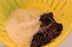 Mắm cá sặc xay nhuyễn múc ra bát (có thể dùng mắm cá lóc hay cá linh), nếu dùng mắm chưa xay sẵn thì phải xay mắm thật nhuyễn. Nấm mèo ngâm nở, rửa sạch, băm nhuyễn. Bún tàu ngâm nở, cắt ngắn. Hành tây lột vỏ, băm nhuyễn. Thịt ba chỉ rửa sạch, cắt nhỏ, băm nhuyễn.
