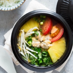 Múc canh ra bát, nêm thêm rau thơm rồi thưởng thức. Nếu canh nhạt, bạn có thể thêm hoặc chấm nước mắm mặn khi ăn nhé. Món canh nghêu chua thơm ngon với vị chua ngọt nhè nhẹ sẽ góp phần cung cấp đầy đủ chất dinh dưỡng cho bạn và gia đình vào mùa hè nóng nực này đấy!