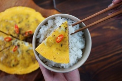 Mắm chưng thịt thành phẩm có mùi thơm đặt trưng của mắm, ăn kèm chuối chát cắt lát nhớ thả vào tô nước muối cho khỏi bị đen. Dưa leo, rau sống, khế chua, cắt nhỏ vừa ăn. Lúc ăn gấp mỗi thứ rau một ít, ăn chung với cơm lúc mắm còn nóng sẽ cực ngon và hao cơm, nhất là vào những ngày trời mưa mưa, ăn cơm nóng kèm mắm chưng thịt bằm cá linh thì gì bằng. Cách làm mắm chưng thịt ngon, đơn giản này nhất định các bạn phải lưu lại nhé!!