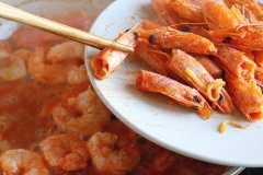 Sau đó vớt đầu tôm ra để riêng, cho tiếp thịt nõn tôm vào đun khoảng 2-3 phút cho tôm chín. Thêm mì tươi đã luộc, nêm 2 muỗng cà phê nước tương, 1 muỗng cà phê hắc xì dầu, 1 muỗng dầu hào vào xào đều thêm 1 phút nữa là được.