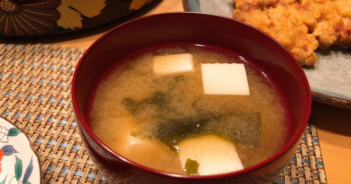 Súp Miso cổ điển Nhật Bản với đậu phụ