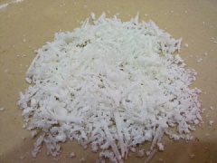 Cho bột nếp và khoảng 50 gr đường vào bột khoai, thêm nước sôi nhào thành một khối bột mịn sau đó cho bột nghỉ khoảng 15 phút. Dừa gọt bỏ vỏ nâu rồi nạo thành từng sợi.