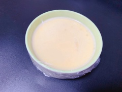 Lược hỗn hợp làm trứng đúc sữa tươi qua rây khoảng 2 lần để loại bỏ lợn cợn. Cho hỗn hợp thu được vào dụng cụ làm trứng đúc. bọc màng thực phẩm, dùng tăm tre ghim lổ thoát khí. Cho vào xửng hấp khoảng 15-20 phút là được.